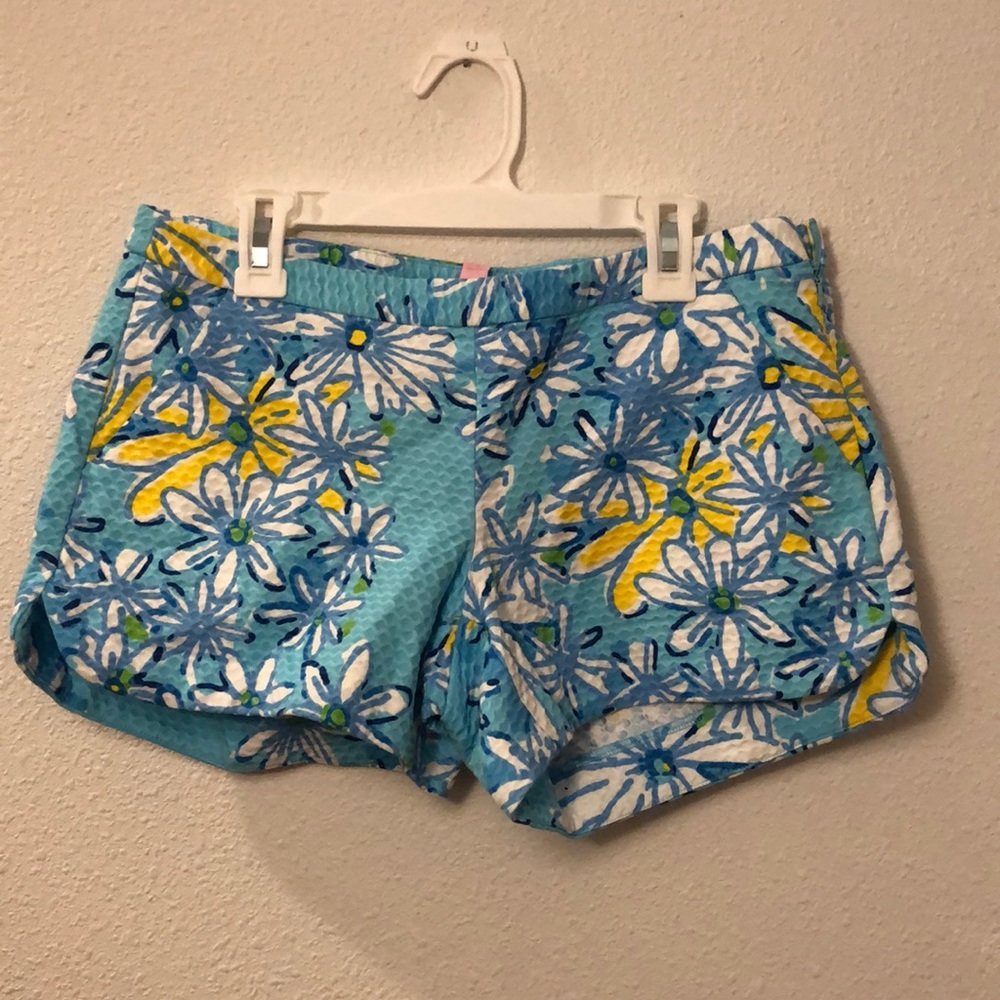 Lilly Pulitzer daisy dance all over shorts NWT